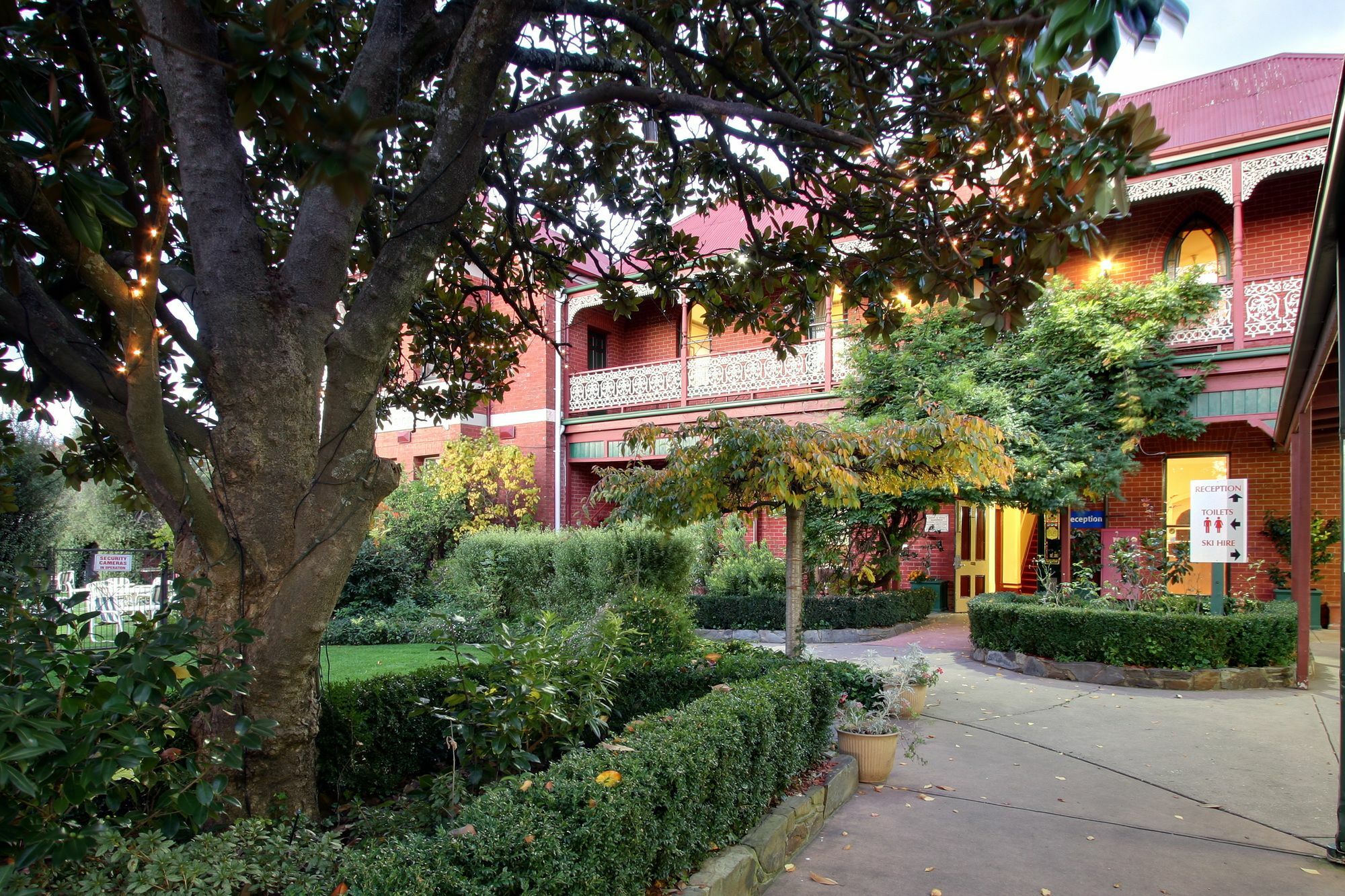 Alzburg Resort Mansfield Exterior photo